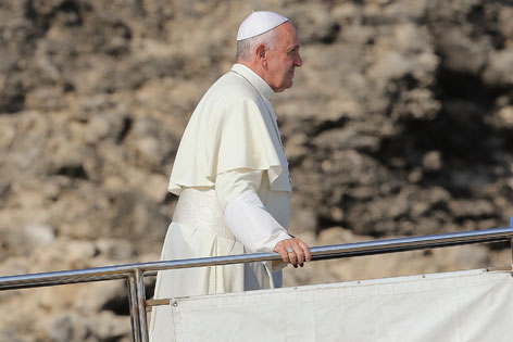 Papst Franziskus steigt in ein Boot auf der Flüchtlingsinsel Lampedusa