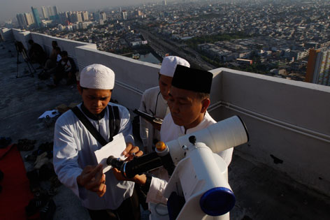 Indonesische muslimische Kleriker mit Fernrohr um den Beginn des Ramadan zu bestimmen