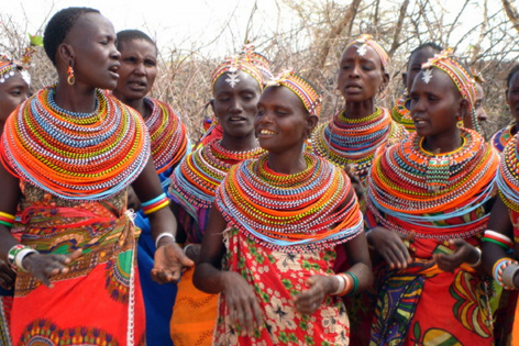 Frauen in bunter Kleidung im Dorf Umoja