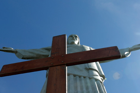 Das Weltjugendtagskreuz vor der Christo Redentor-Statue in Rio
