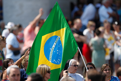 Nonne mit Brasilien-Fahne