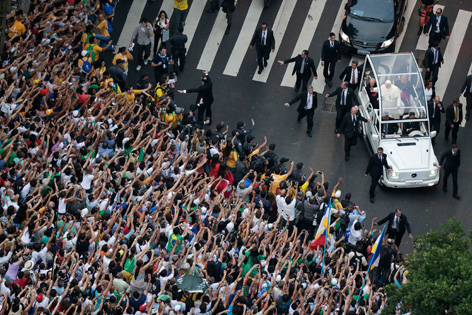 Menschenmassen bejubeln Papst Franziskus bei dessen Ankunft in Rio