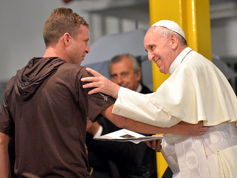 Papst Franziskus mit einem Patienten einer Klinik für Suchtkranke in Rio de Janeiro