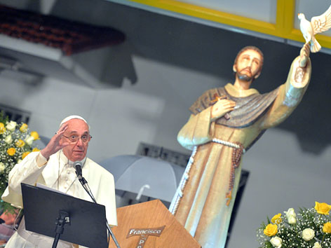 Papst Franziskus feiert eine Messe in einer Klinik für Suchtkranke in Rio de Janeiro
