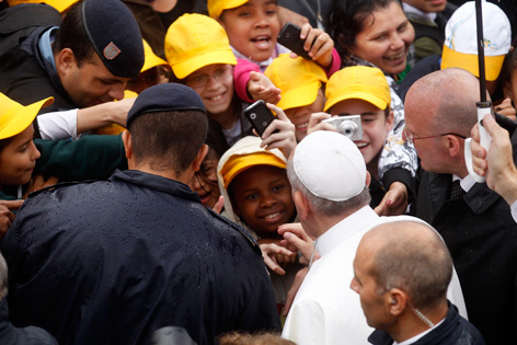 Papst Franziskus begrüßt Kinder im Armenviertel Varginha