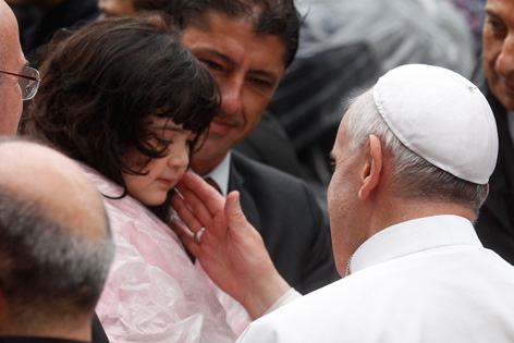 Papst Franziskus begrüßt Kinder im Armenviertel Varginha