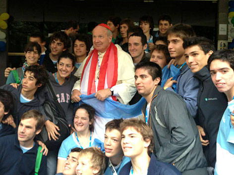 Kardinal Schönborn beim Weltjugendtag in Rio mit Jugendlichen