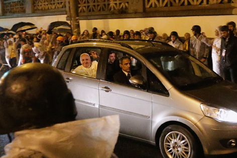 Papst Franziskus im Auto