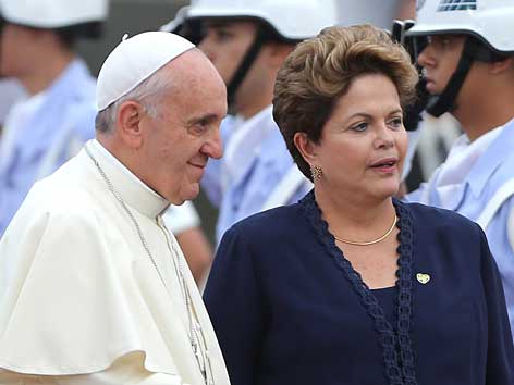 Papst Franziskus mit Brasiliens Präsidentin Dilma Rousseff