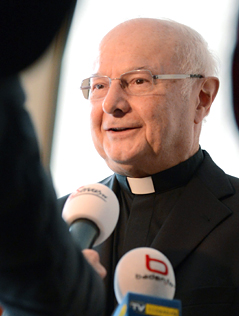 Erzbischof Robert Zollitsch bei einer Pressekonferenz im Februar 2013