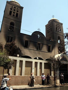 Außenansicht einer ausgebrannten Kirche