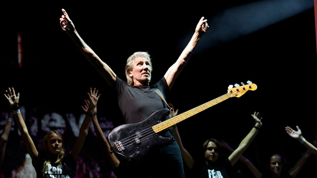 Roger Waters auf der Bühne mit E-Gitarre