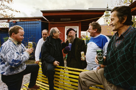 Fünf Männer stehen lachend im Kreis, in der Mitte Pfarrer Pucher