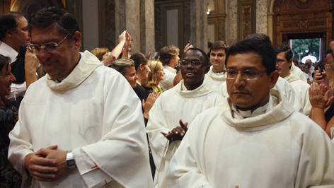 Seit 1139 müssen Priester der römisch-katholischen Kirche das Zölibatsversprechen ablegen.