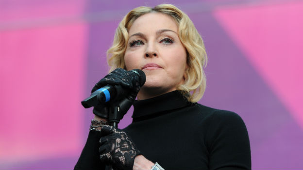 Madonna mit strengem Blick vor dem Mikro