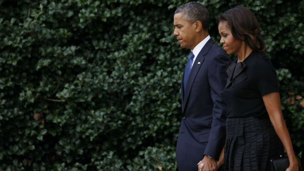 Präsident Obama mit seiner Frau Michelle Hand in Hand