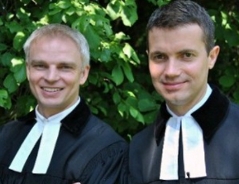 Pfarrer Kaarlo Schörkl und Pfarrer Andreas Hochmeir lächlend im Garten