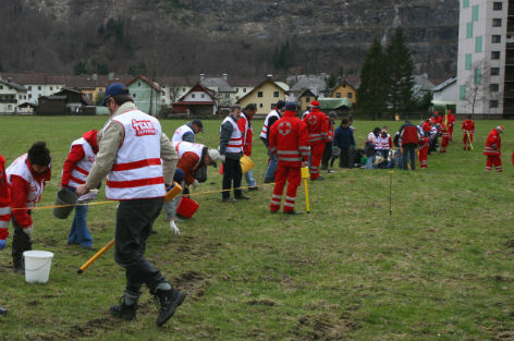 Team Österreich - Helfer und Mitarbeiter des Roten Kreuzes bei Aufräumarbeiten