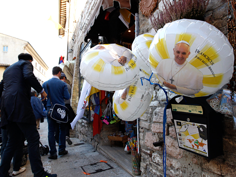 Papst-Ballons in einer Straße in Assisi
