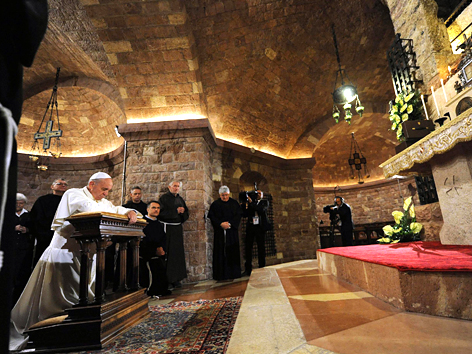 Papst Franziskus betet am Grab des Hl. Franz von Assisi