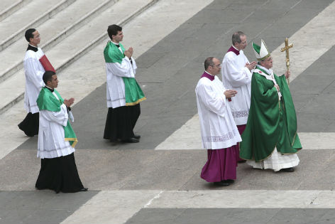 Papst Franziskus geht gefolgt von einigen Ministranten über den Petersplatz