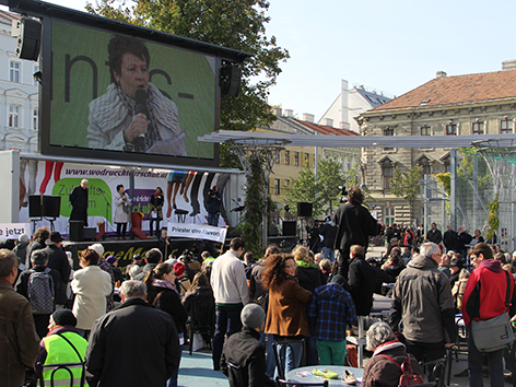Startveranstaltung Zukunftsforum der römisch-katholischen Kirche am Yppenplatz in Wien. Platz vor der Bühne.