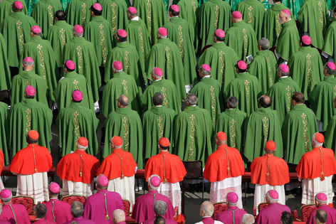 Bischofe in grünen Gewändern von hinten