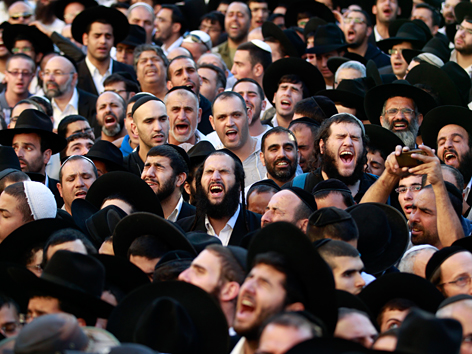 Ultraorthodoxe jüdische Männer trauern beim Begräbnis von Rabbi Ovadia Josef
