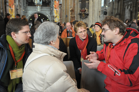 Apostelgeschichte 2010: Die Delegierte kommen miteinander im Stephansdom ins Gespräch. 
