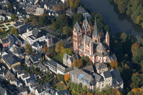 Luftansicht des Limburger Doms und des neuen bischöflichen Palais