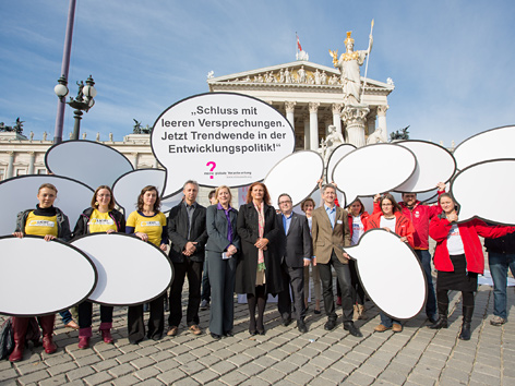 NGO-Vertreter am Dienstag, 15. Oktober 2013, Kampagne "Mir wurscht..?" vor dem Parlament in Wien