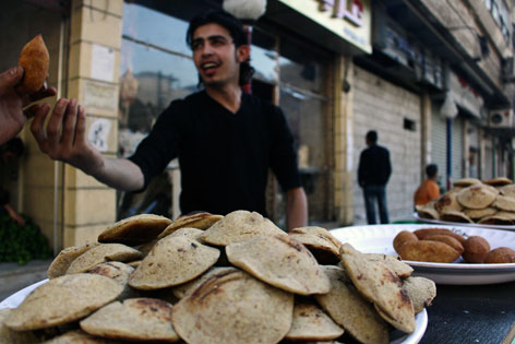 Traditionelles Fladenbrot Kibbeh auf einem markt in Damaskus