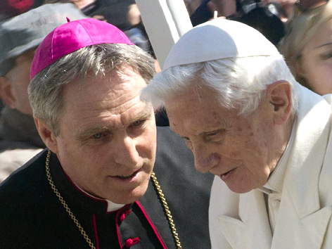 Der deutsche Erzbischof Georg Gänswein und Papst Benedikt XVI.