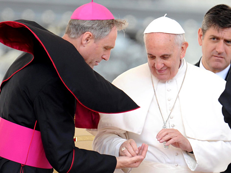 Der deutsche Erzbischof Georg Gänswein und Papst Franziskus