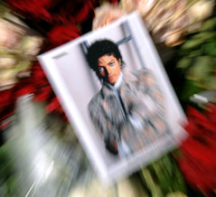 Ein Foto von Michael Jackson in einem Blumenstrauß