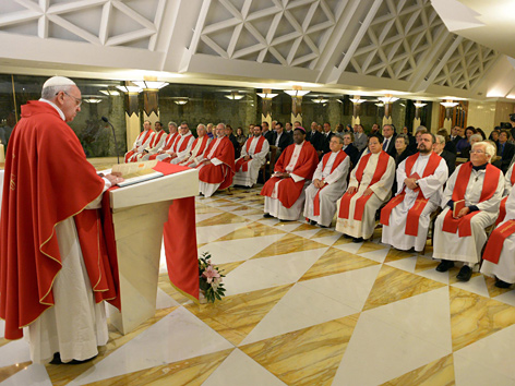 Papst Franziskus hält eine Messe im Gästehaus Santa Marta