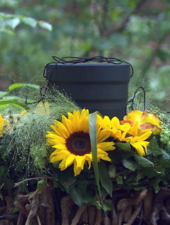Eine Urne in einem Strauß Sonnenblumen