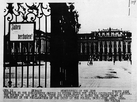 Antisemitische Tafel am Eingang zu Schloss Schönbrunn: "Betreten für Juden verboten", 26. Juni 1938