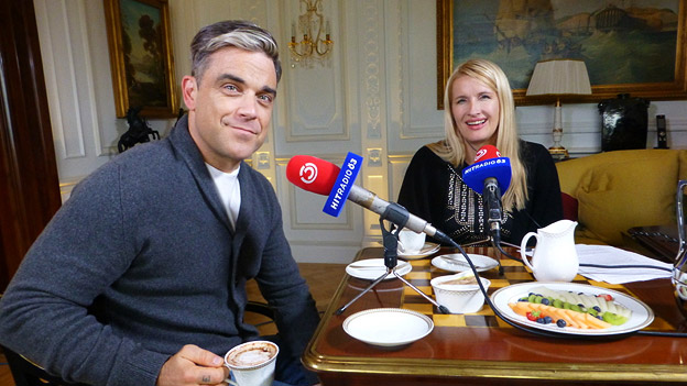 Robbie Williams beim Frühstück mit Claudia Stöckl