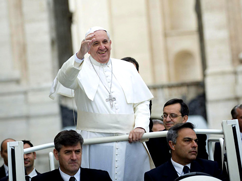 Papst Franziskus im offenen Wagen auf dem Petersplatz