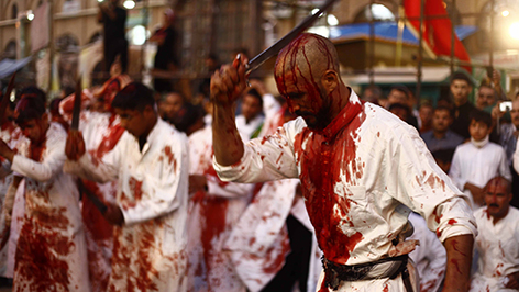 Während der Aschura Feierlichkeiten schlagen sich irakische Schiiten in einem Bußritual die Stirn mit Schwertern blutig