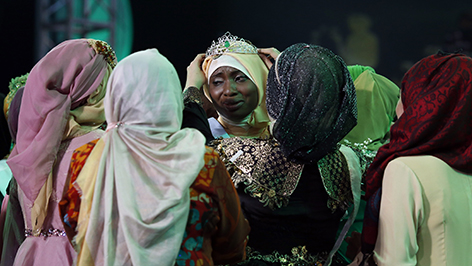 Die Mitbewerberinnen zur “Miss Muslim World” gratulieren der Siegerin Obabiyi Aishah Ajibola aus Nigeria
