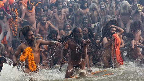 Sadus baden zu Kumbh Mela im heiligen Fluss