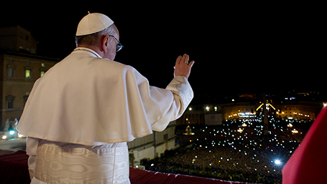 Papst Franziskus begrüßt nach seiner Wahl die Menschen am Petersplatz