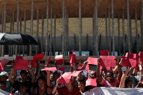 Proteste beim brasilianischen Stadion für die Fussball-WM 2014
