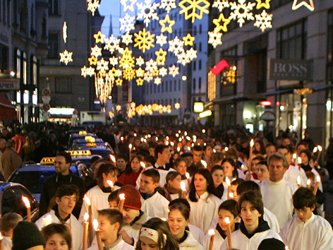 Lichterprozession zu Maria Empfängnis im Jahr 2005