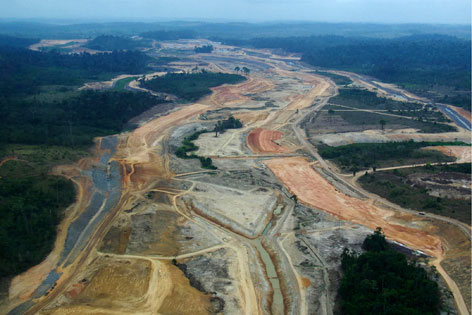 Luftansicht der Bauarbeiten am Belo Monte Staudamm in Brasilien