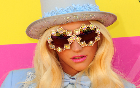 Kesha mit Sonnenbrille