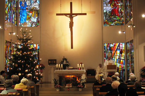 Weihnachtsmesse in der hauseigenen Kirche des St. Carolas-Altersheims.