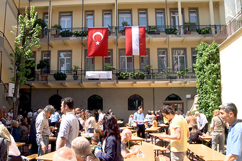 Innenhof des St.Georgs Kollegs in Istanbul mit türkischer und österreichischer Flagge